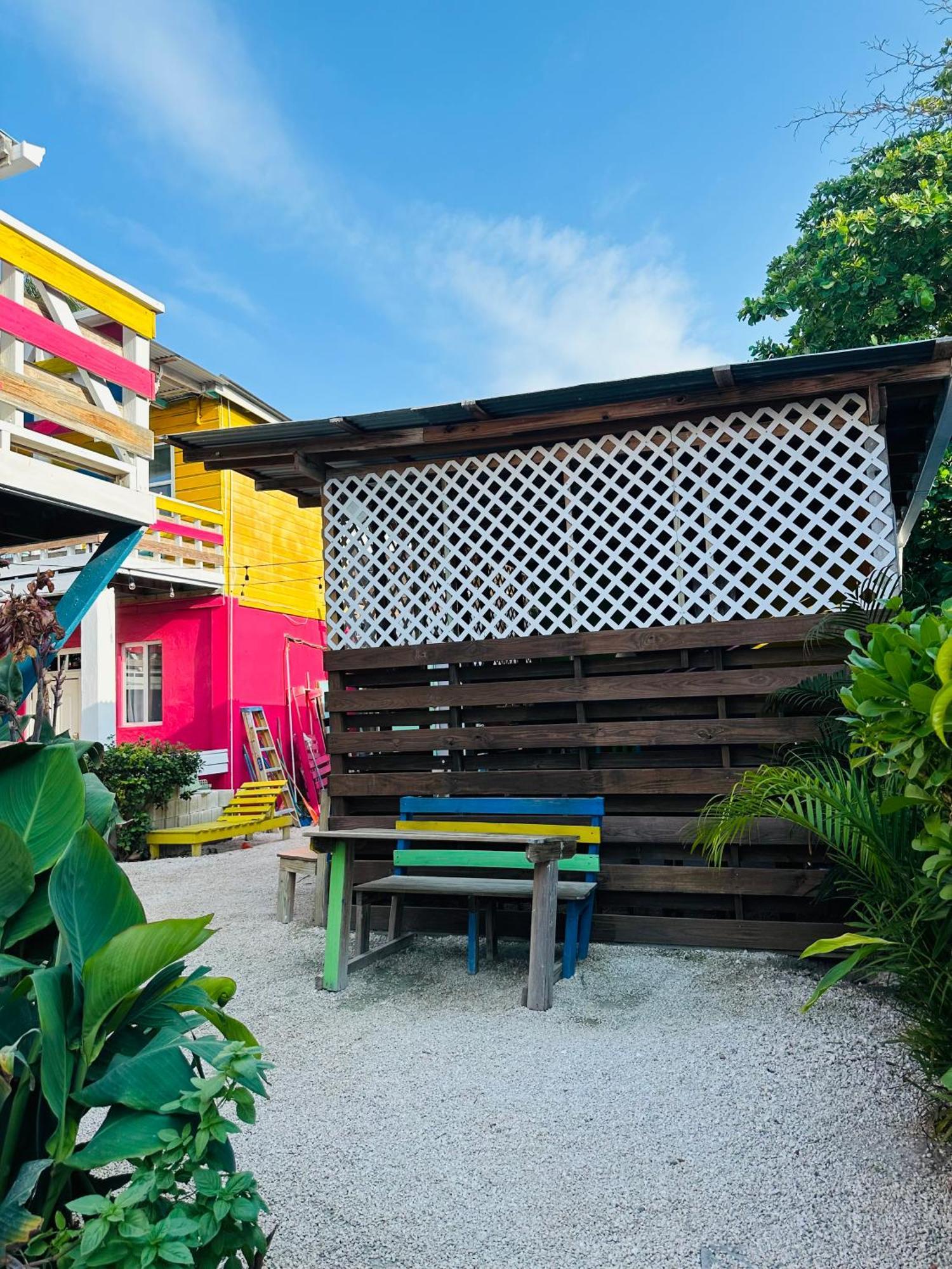 Go Slow Guesthouse Caye Caulker Exterior photo