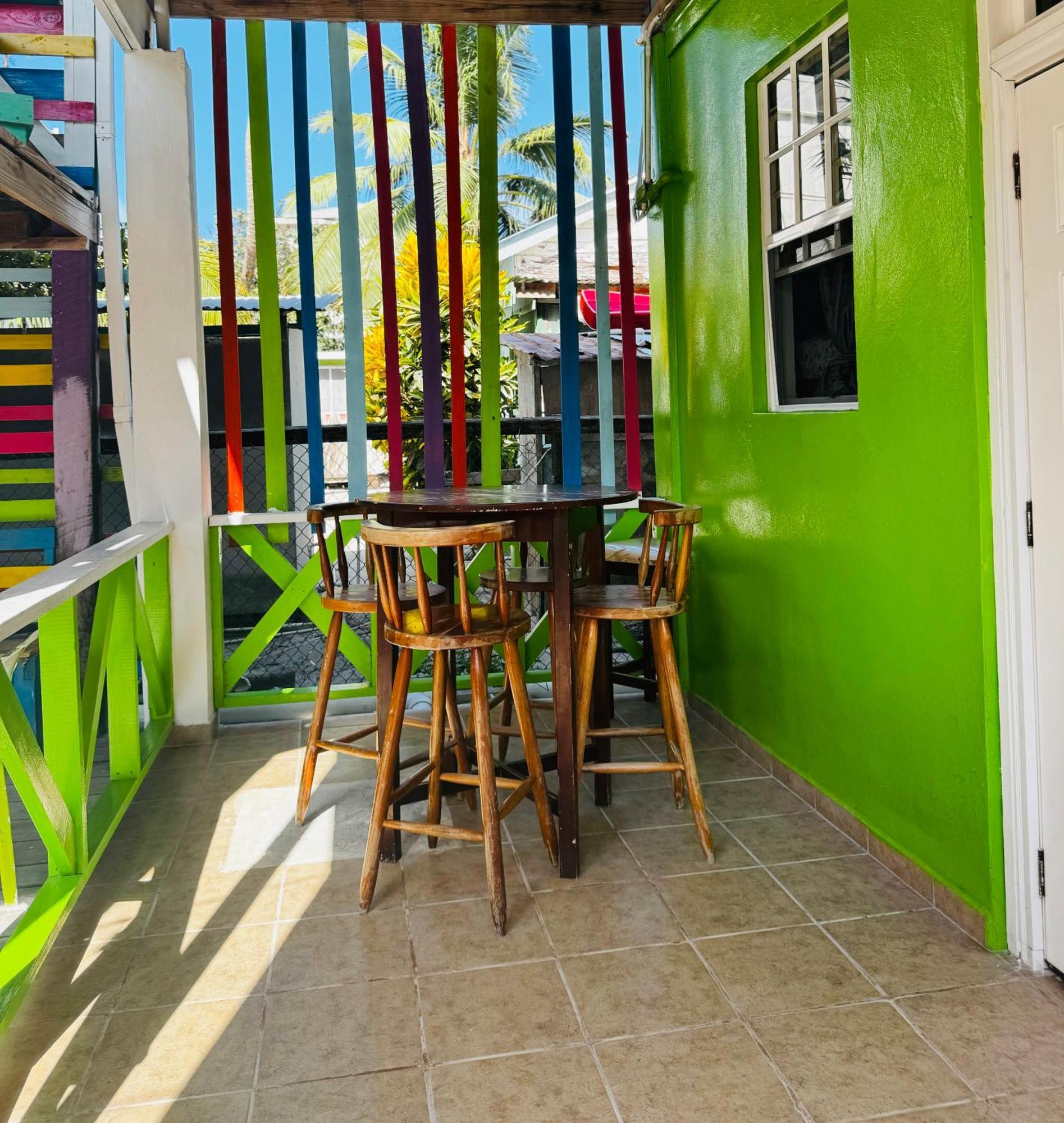 Go Slow Guesthouse Caye Caulker Exterior photo