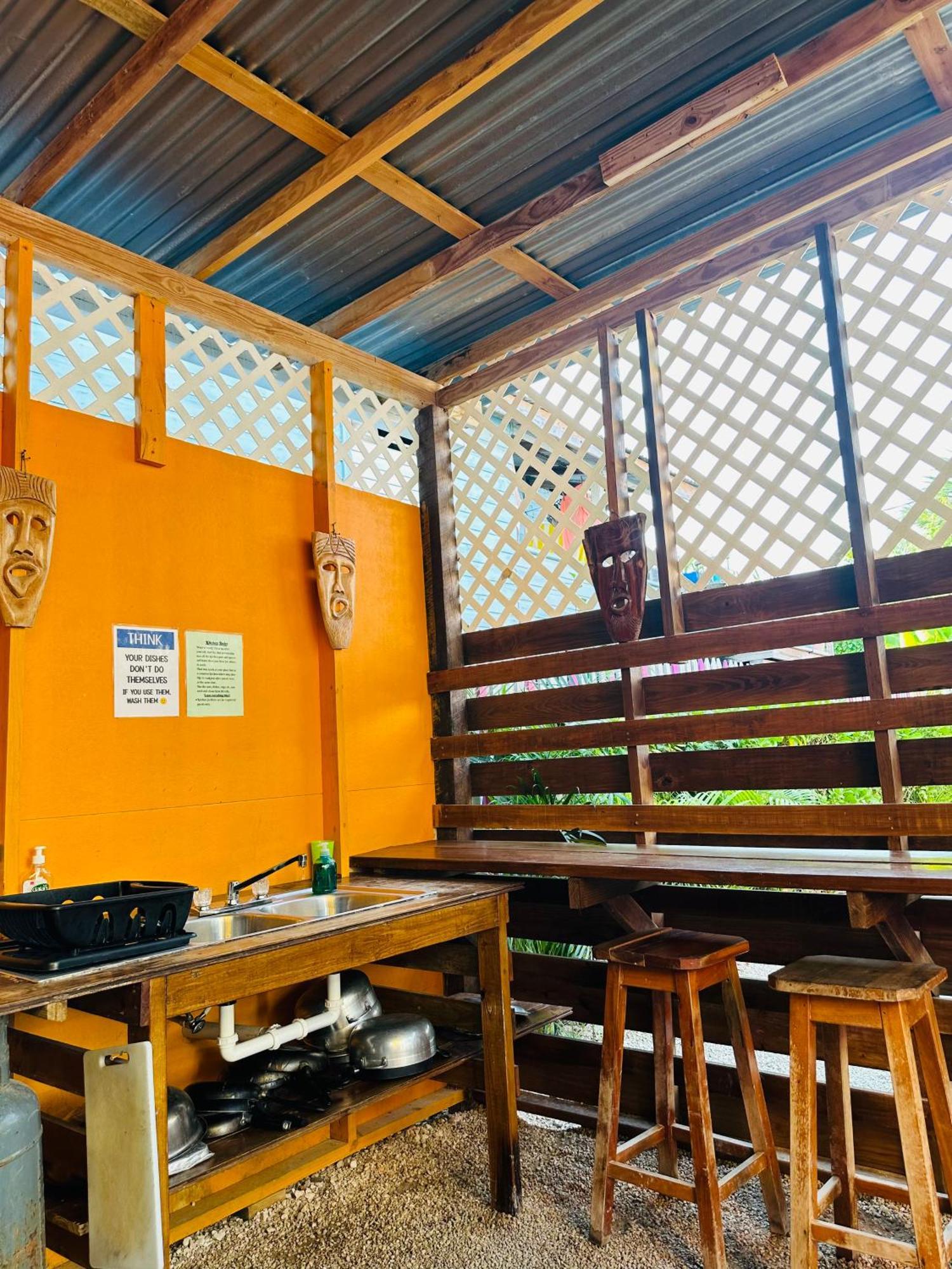 Go Slow Guesthouse Caye Caulker Exterior photo