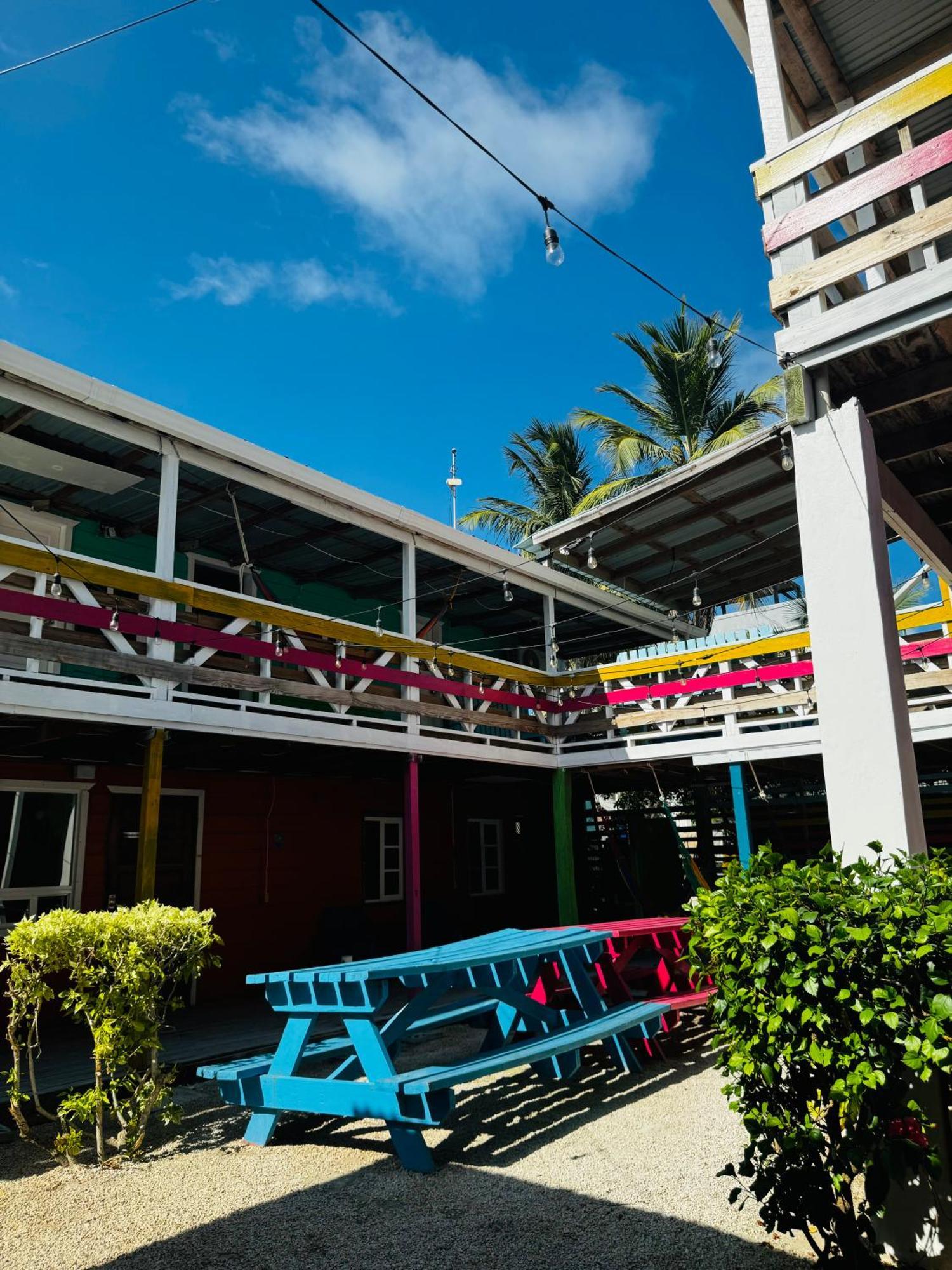 Go Slow Guesthouse Caye Caulker Exterior photo