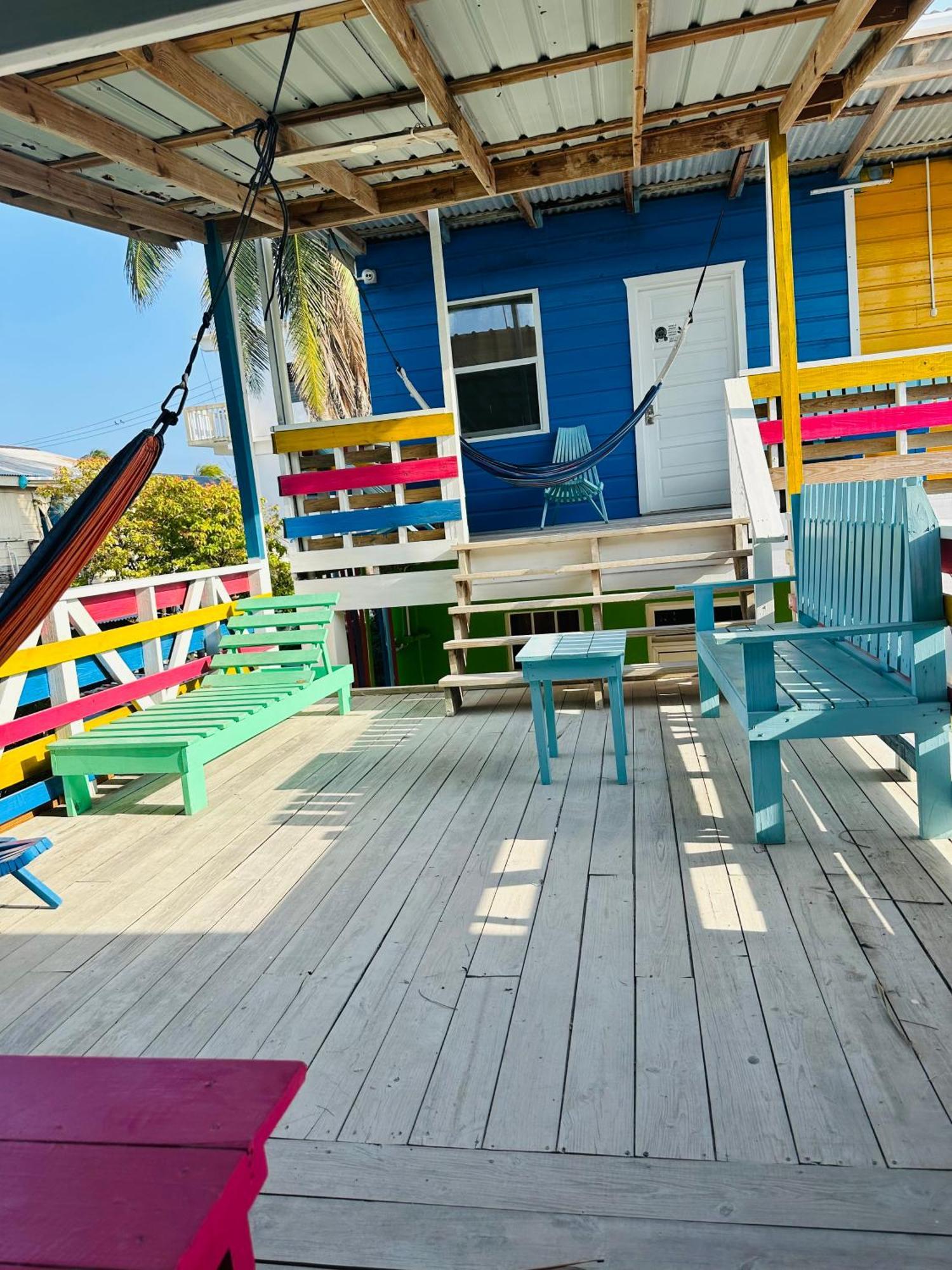 Go Slow Guesthouse Caye Caulker Exterior photo