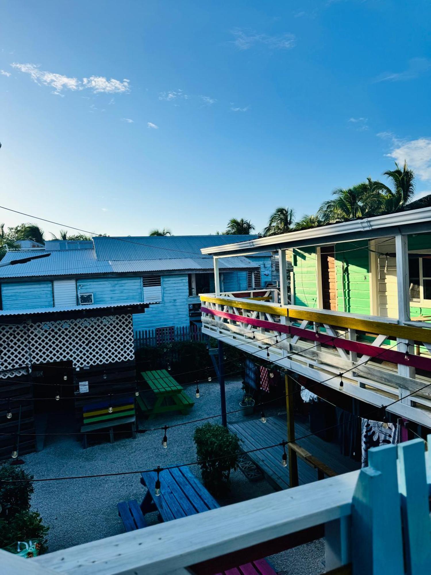 Go Slow Guesthouse Caye Caulker Exterior photo