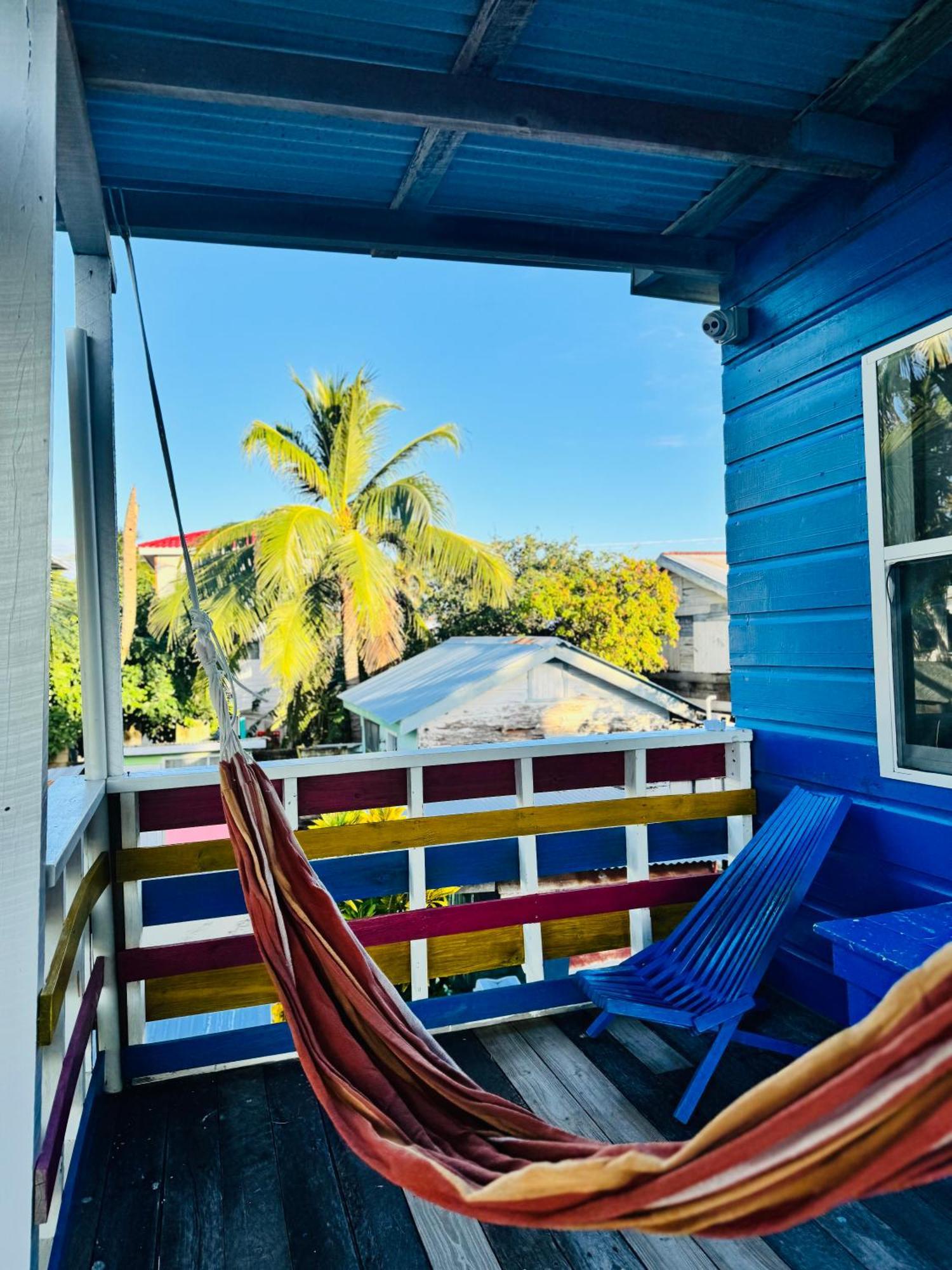 Go Slow Guesthouse Caye Caulker Exterior photo