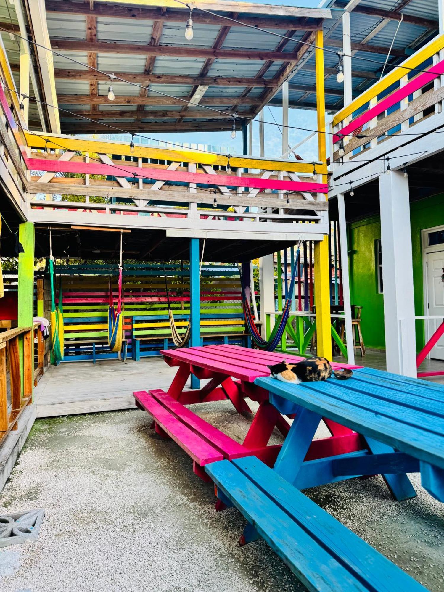 Go Slow Guesthouse Caye Caulker Exterior photo